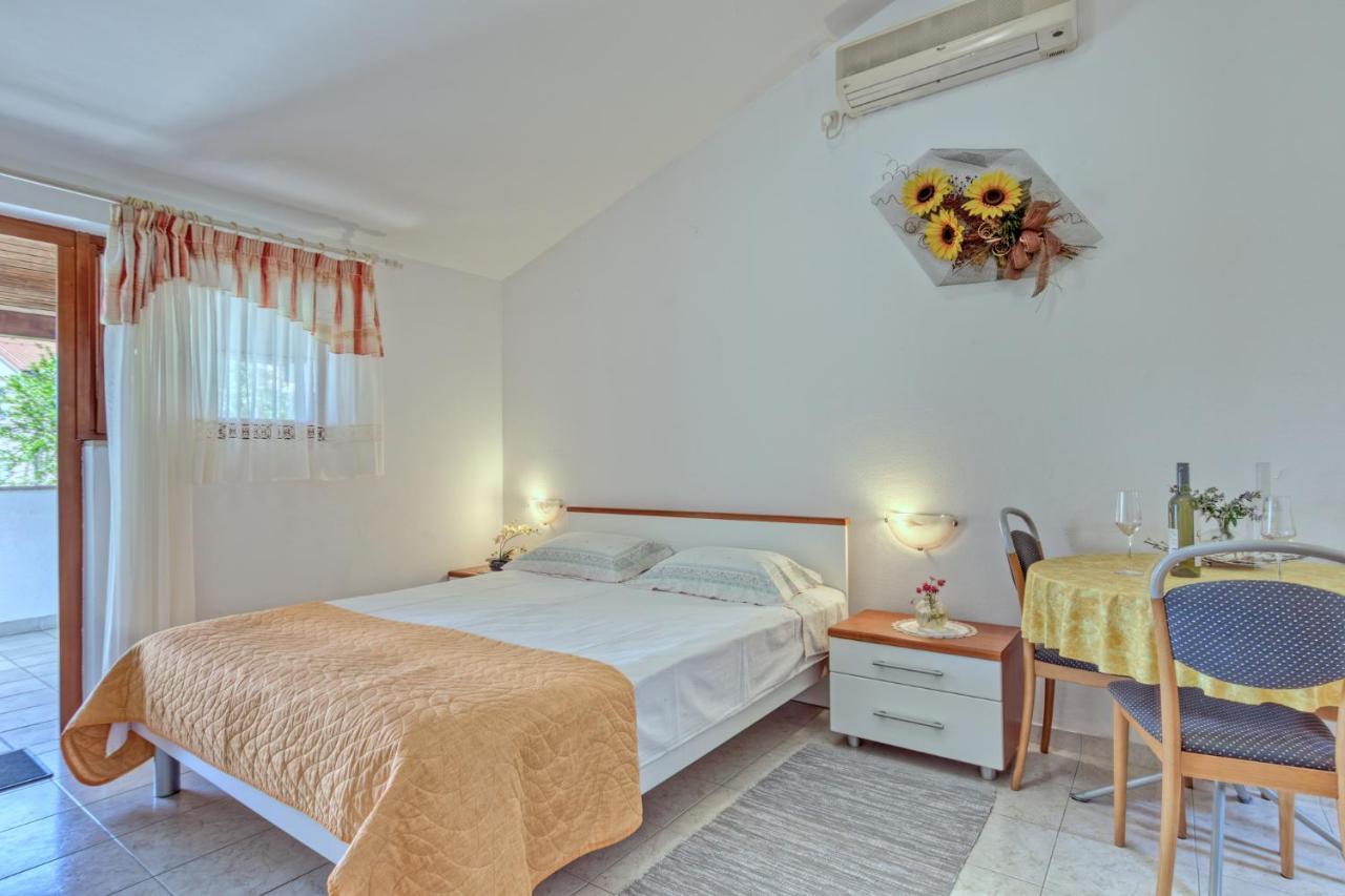Apartmets Slavica 1644 Banjole Extérieur photo